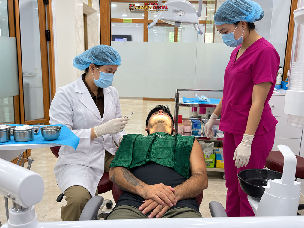 Dr. Nguyen Thi Yen Nhi preparing patient consultation with assistant