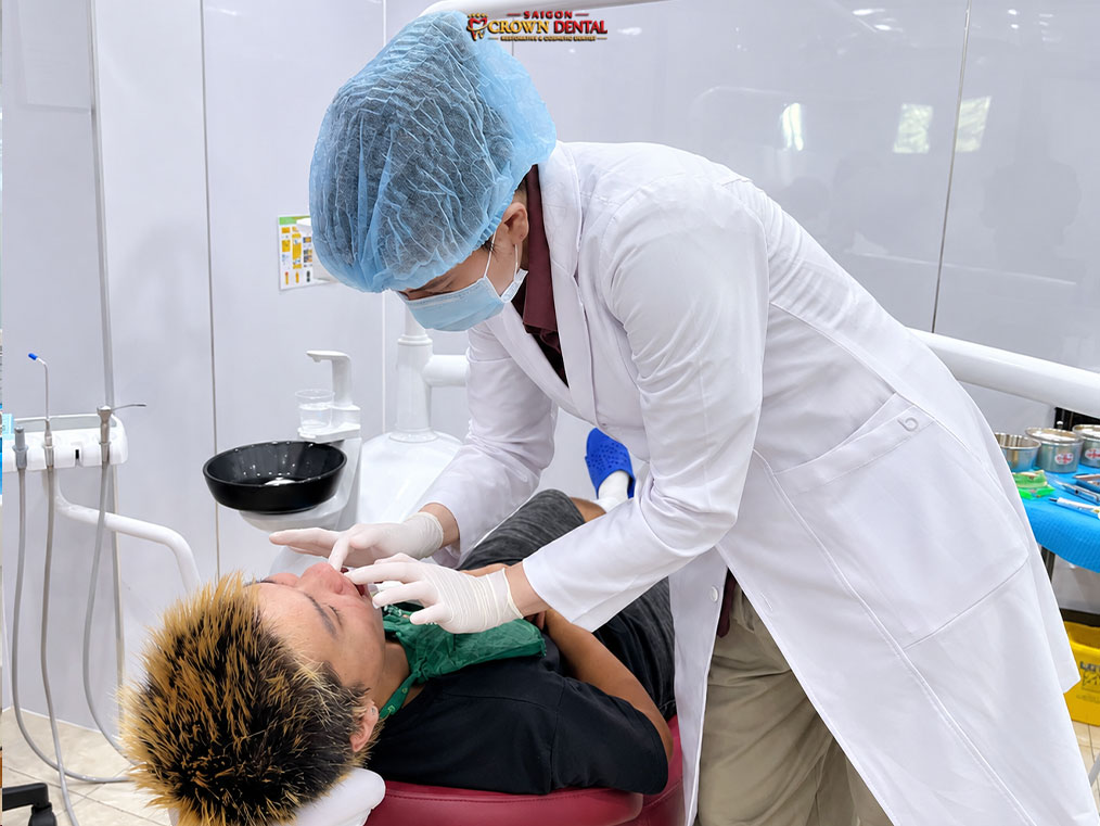 Dr. Nguyen Thi Yen Nhi examining patient at Saigon Crown Dental