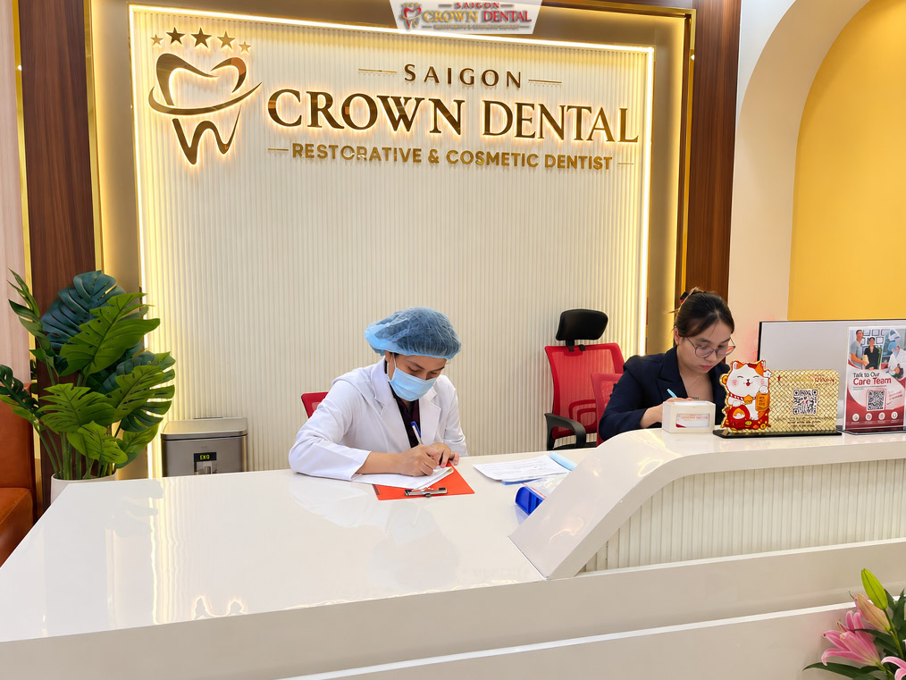 Sảnh đón tiếp bệnh nhân tại Nha khoa Quận 1 Saigon Crown Dental Sảnh lễ tân đón tiếp khách hàng chuyên nghiệp tại phòng khám Nha khoa Quận 1
